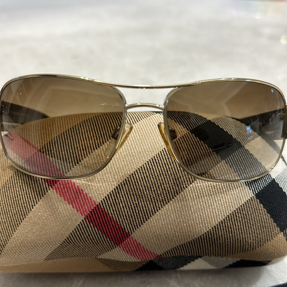 Burberry sunglasses 🕶️ - Picture 3 of 5